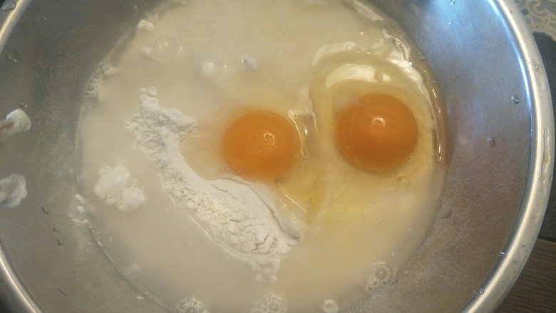 充满人情味的青菜面疙瘩。,加入适量的<a style='color:red;display:inline-block;' href='/shicai/ 156925'>水</a>慢慢加