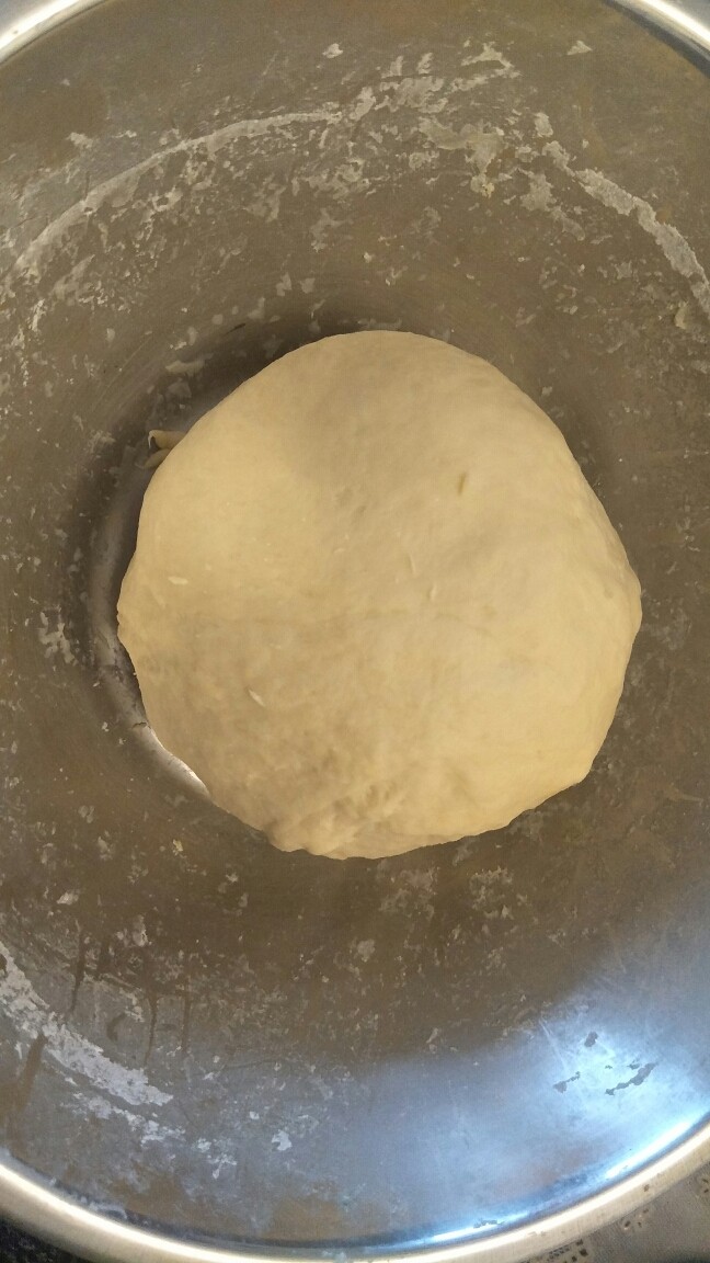 充满人情味的青菜面疙瘩。,把面团渐渐揉成一个团不黏手且有点硬度的面团室温松弛20分钟。