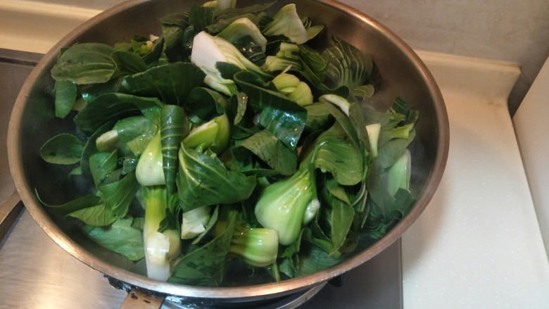 充满人情味的青菜面疙瘩。,<a style='color:red;display:inline-block;' href='/shicai/ 3517'>青菜</a>洗净。加入炒锅。