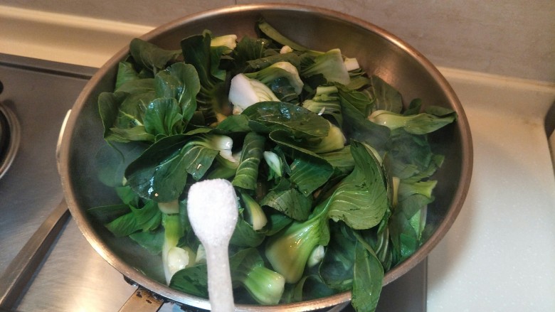 充满人情味的青菜面疙瘩。,放三勺糖。嗯。煸炒30秒。