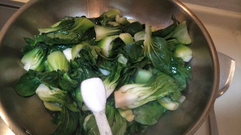 充满人情味的青菜面疙瘩。,再放三勺盐。 煸炒。