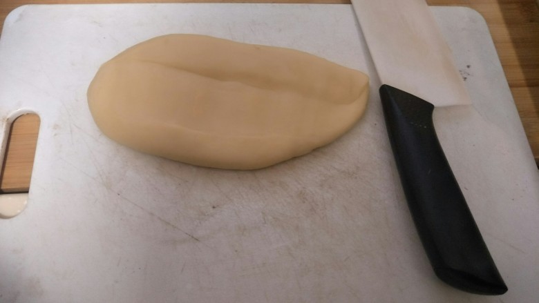 充满人情味的青菜面疙瘩。,松弛好的面团拿出来拍扁