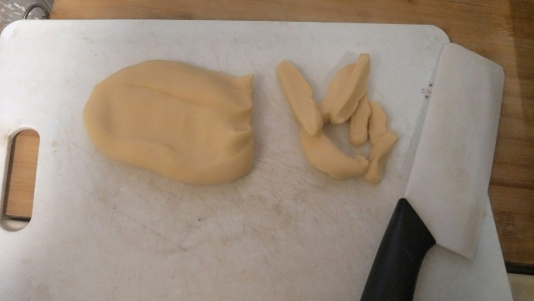 充满人情味的青菜面疙瘩。,切成一条一条的。✌