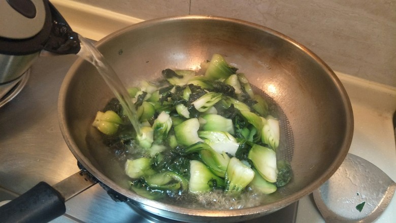 充满人情味的青菜面疙瘩。,开盖加开水