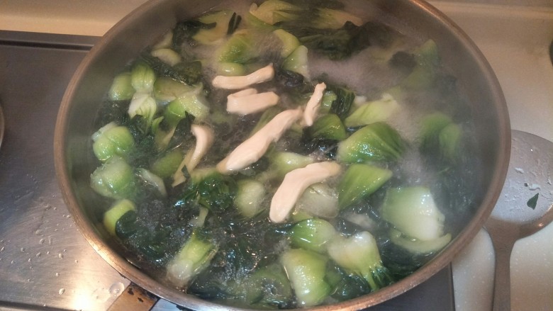 充满人情味的青菜面疙瘩。,一条一条地把慢慢面疙瘩下进去。