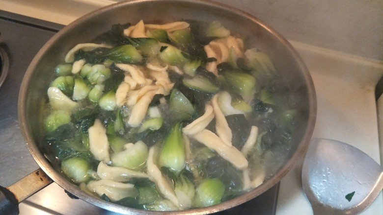 充满人情味的青菜面疙瘩。,放在锅里搅动煮一会儿。