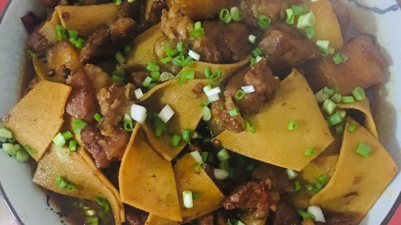 红烧羊肉,另起一锅，小火，倒油，放入大蒜，<a style='color:red;display:inline-block;' href='/shicai/ 700'>花椒</a>，<a style='color:red;display:inline-block;' href='/shicai/ 86474'>干辣椒</a>，<a style='color:red;display:inline-block;' href='/shicai/ 695'>八角</a>，<a style='color:red;display:inline-block;' href='/shicai/ 705'>豆瓣酱</a>，料酒，炒出红油后倒入羊肉翻炒均匀，倒入两碗水搅拌后，再倒入<a style='color:red;display:inline-block;' href='/shicai/ 788'>生抽</a>，<a style='color:red;display:inline-block;' href='/shicai/ 762'>老抽</a>，<a style='color:red;display:inline-block;' href='/shicai/ 756'>鸡精</a>，盐调味，大火烧开，小火慢炖半个小时以上，就可以盛出啦。中间想加入自己想吃的配菜的话都可以在合适的时间放入就好。