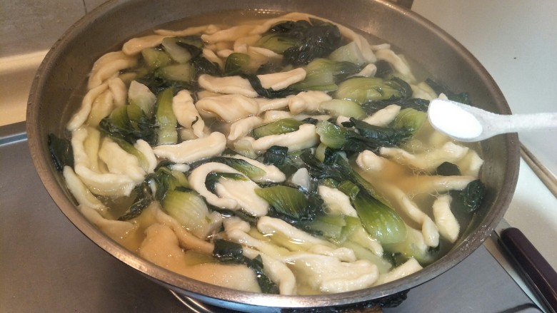 充满人情味的青菜面疙瘩。,再按照自己的喜好加一点盐或者味精。提味大概煮10分钟等面疙瘩全部熟了。就可以盛盘吃啦。