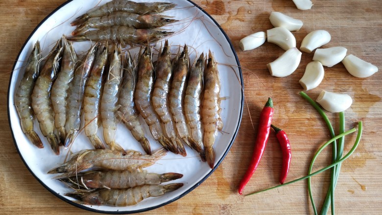 蒜蓉粉丝开背虾,准备食材。粉丝去泡温泉了,后面出镜。