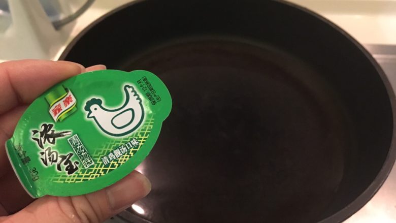 高丽菜卷,平底锅加水加高汤,水大概菜卷的高度