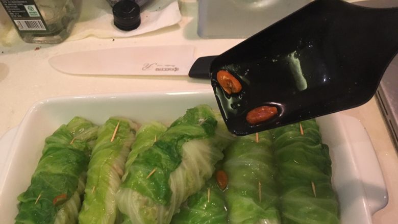高丽菜卷,摆盘,淋汤汁