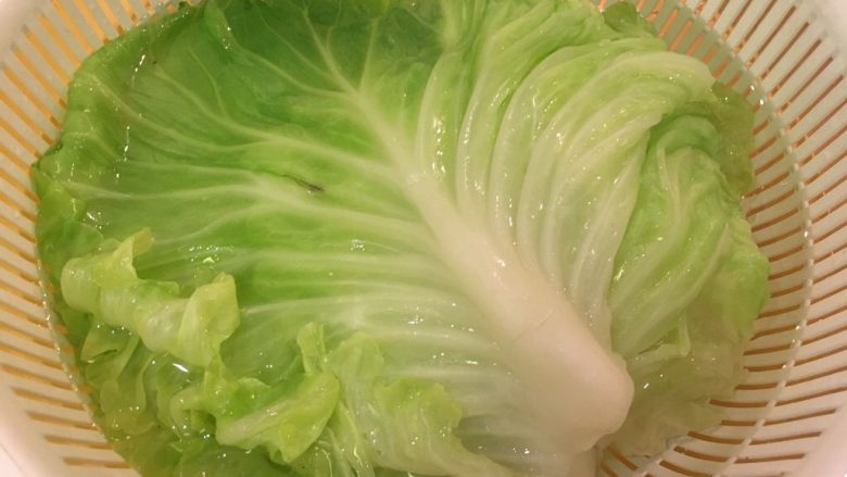 高丽菜卷,捞起后放入冷水降温,之后滤干水分
