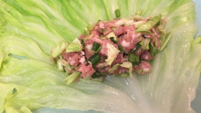 高丽菜卷,将肉馅摆到菜叶上