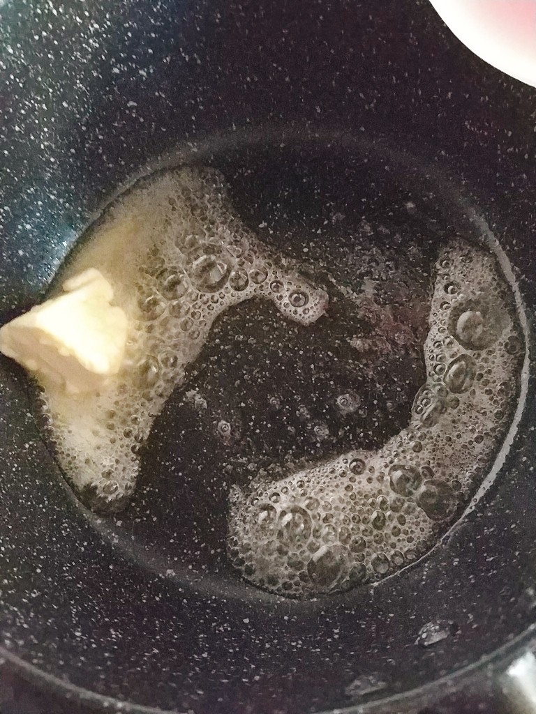 网红海苔肉松咸蛋黄雪花酥,不粘锅小火加热融化黄油,融化成液体;