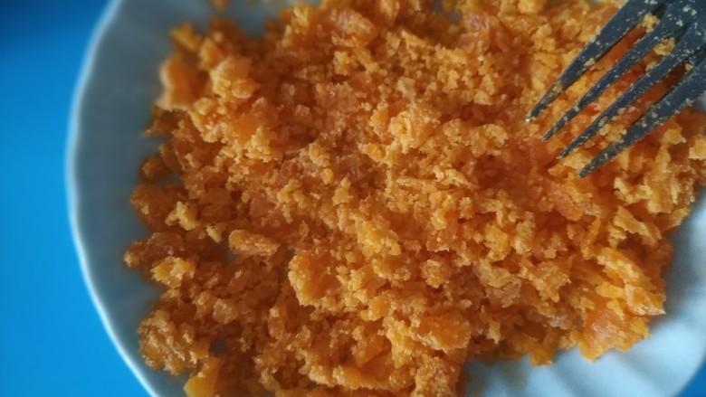 网红海苔肉松咸蛋黄雪花酥,用叉子把咸蛋黄压碎,不用过筛,有颗粒感,吃起来成品口感更好;