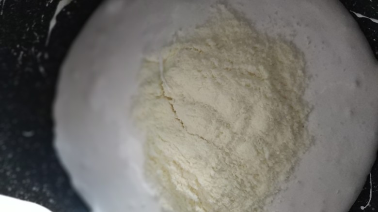 网红海苔肉松咸蛋黄雪花酥,加入奶粉,充分搅拌均匀;