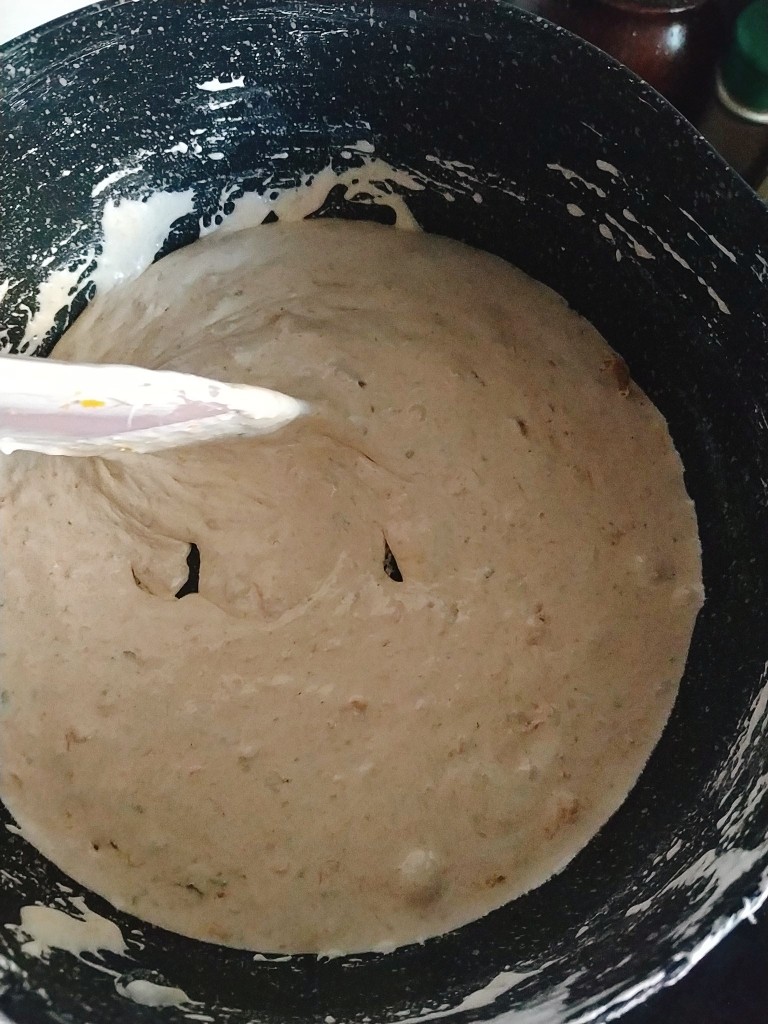 网红海苔肉松咸蛋黄雪花酥,充分搅拌均匀;