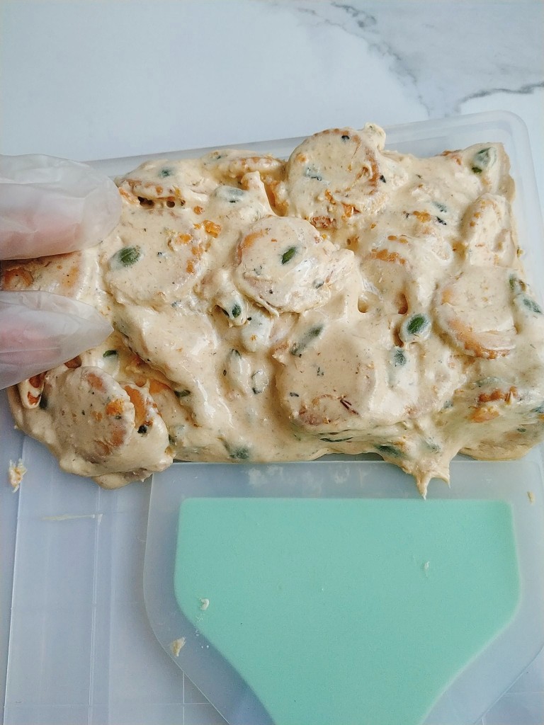 网红海苔肉松咸蛋黄雪花酥,戴一次性手套,把雪花酥们充分混合;