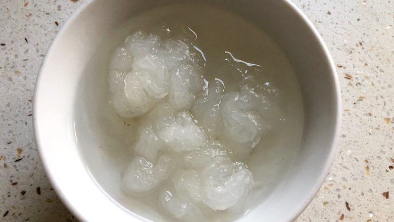 牛奶红枣炖雪蛤(林蛙油),泡发度很好的,泡发好摘掉黑色的筋膜