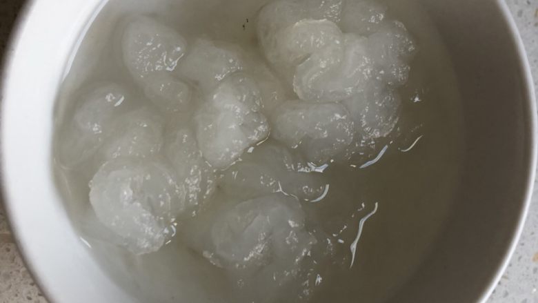 牛奶红枣炖雪蛤(林蛙油),一夜之后小小的一颗,泡发出一碗