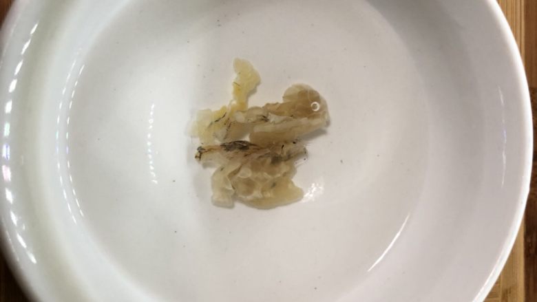 牛奶红枣炖雪蛤(林蛙油),提前一夜,最好用矿泉水浸泡一夜,放在冰鲜冷藏泡发(用清水简单洗一下,水里黑色点点是林蛙卵碎屑,不是脏)