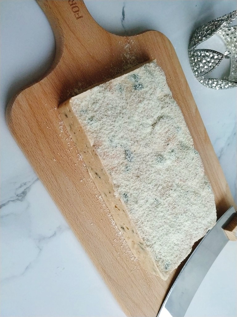 网红海苔肉松咸蛋黄雪花酥,上面撒上奶粉,就是雪花啦,啊哈哈哈;