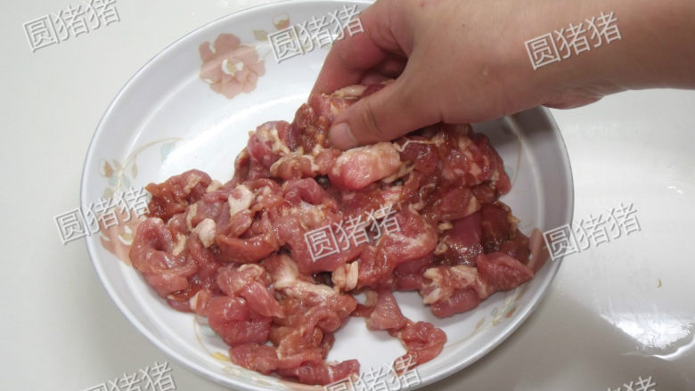 葱爆羊肉,先用<a style='color:red;display:inline-block;' href='/shicai/ 762'>老抽</a>把羊腿肉拌匀,再加入油1大匙拌匀,放置腌10分钟