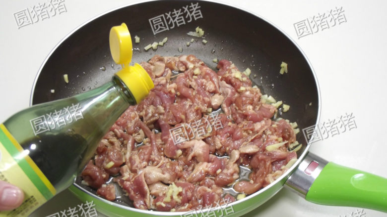 葱爆羊肉,加入1小匙的<a style='color:red;display:inline-block;' href='/shicai/ 750'>陈醋</a>,大火快速翻炒约1分钟。
