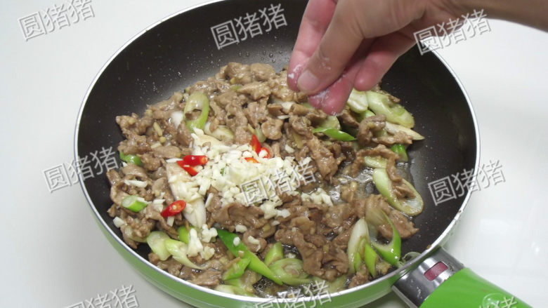 葱爆羊肉,爆炒约20秒,临出锅时再加入盐翻炒均匀即可出锅。