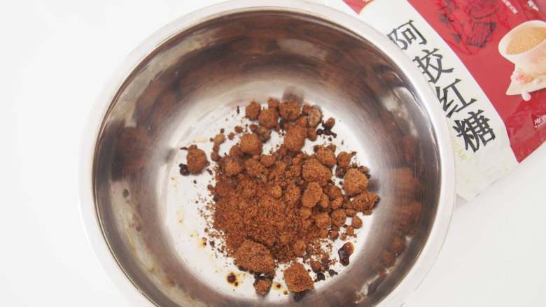 燕麦红糖酥,红糖称量好,放入容器中