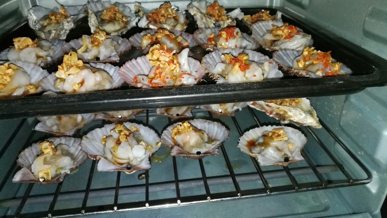 蒜蓉扇贝,喜欢吃辣的可以撒点辣椒面,放入烤箱