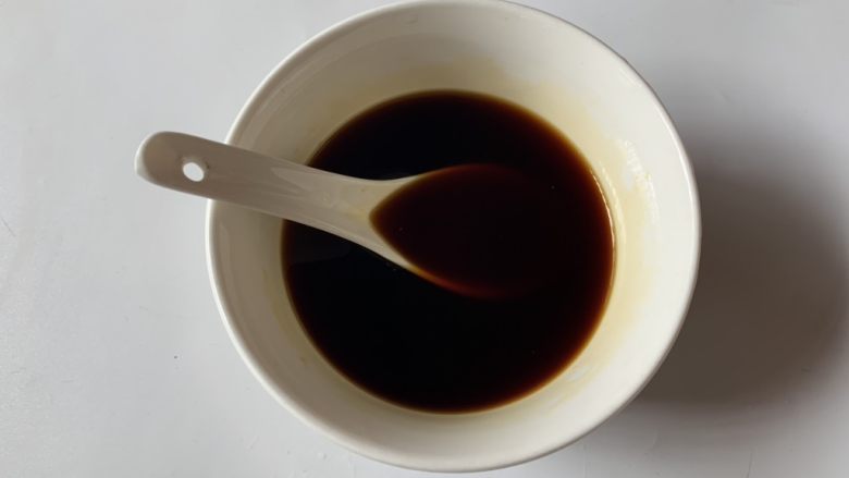 酱汁烧茄子,清水适量,搅拌均匀备用