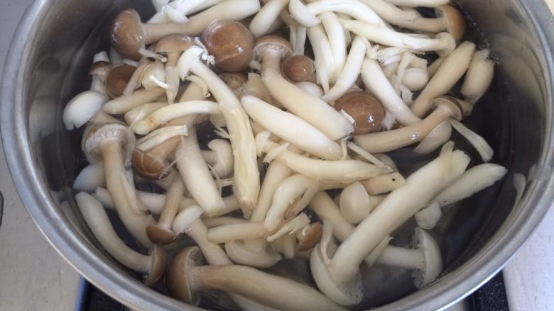 彩椒炒双菇,锅内烧开水,放入蘑菇焯水半分钟