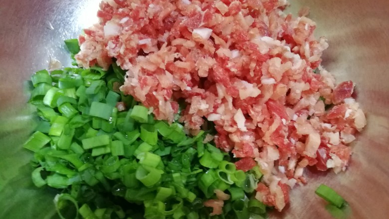 煎藕饼,将切好的肉,葱花放小盆里