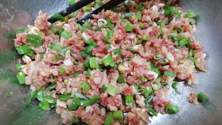 煎藕饼,肉馅拌匀,放一会入味