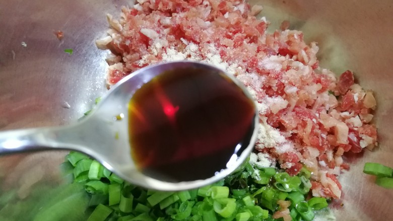 煎藕饼,少许<a style='color:red;display:inline-block;' href='/shicai/ 692'>酱油</a>,提鲜提味