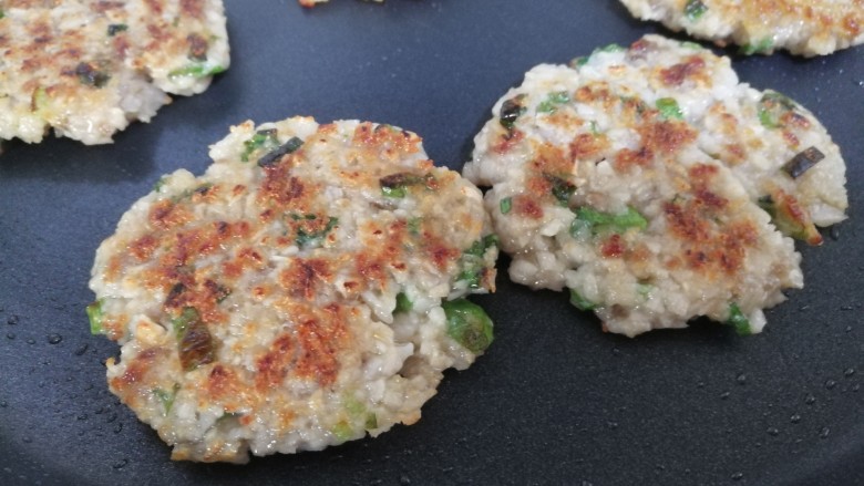 煎藕饼,用铲刀翻面,小火慢慢煎至两面金黄即可