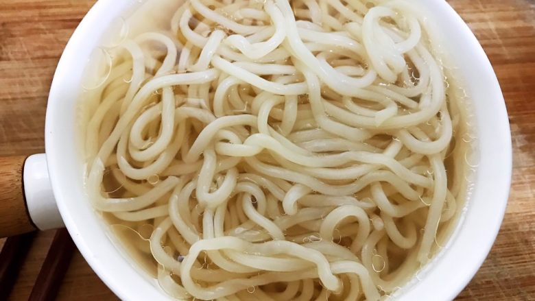 鸡汁汤面,摆入面碗里,撒上葱花