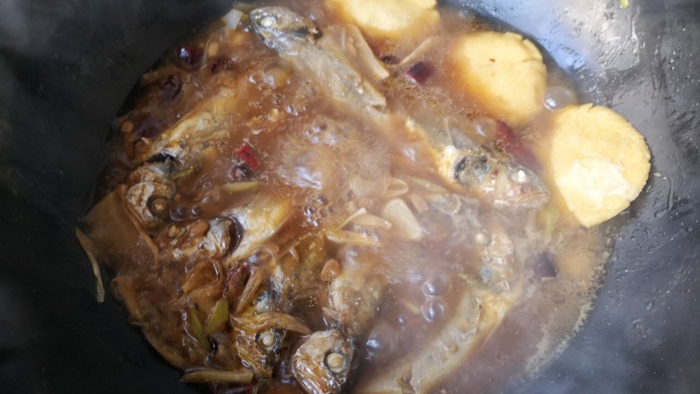 鱼锅片片,贴在锅内壁，和鱼一起炖20分钟就熟了，起锅前根据个人口味适量加入盐调味。