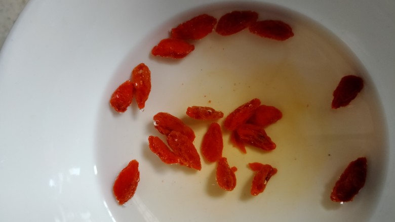火腿蟹味菇,<a style='color:red;display:inline-block;' href='/shicai/ 673'>枸杞</a>用水泡会,利于饱满。