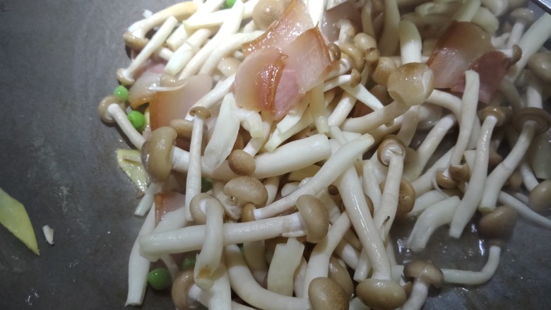 火腿蟹味菇,再放入豌豆米,蟹味菇,中火慢慢滑炒,最后小火慢慢炒,等汤汁变稠。