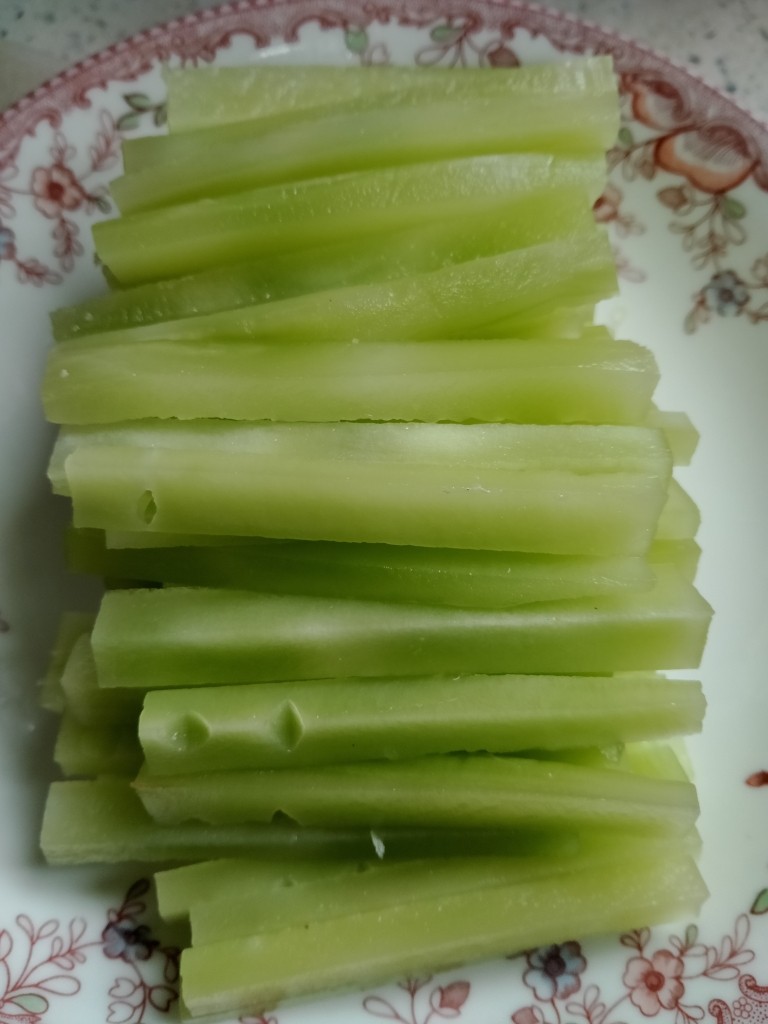 白灼莴笋,<a style='color:red;display:inline-block;' href='/shicai/ 124'>莴笋</a>切条