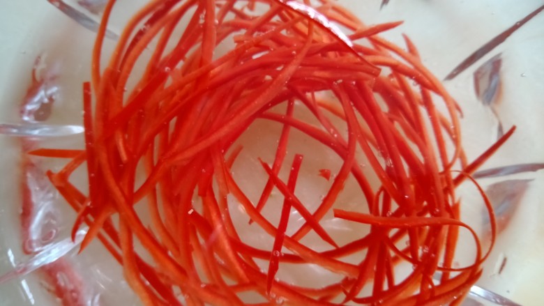白灼莴笋,红椒切丝，用水泡起来，红椒丝就会自己卷起来。