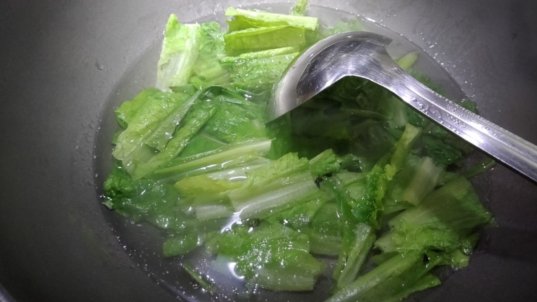 白灼莴笋,把莴笋叶过水。