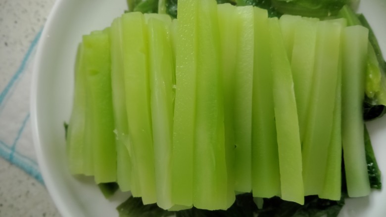 白灼莴笋,捞出装盘备用。