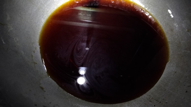 白灼莴笋,锅内放入适量蒸鱼汁，<a style='color:red;display:inline-block;' href='/shicai/ 3729'>白糖</a>，水，熬一下