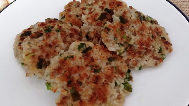 煎藕饼,用锅铲托起放入盘中,外酥里嫩,营养丰富。