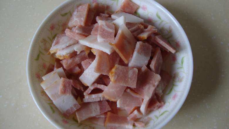 茄汁培根焗水管面,洋葱、培根、西红柿（去皮）切粒