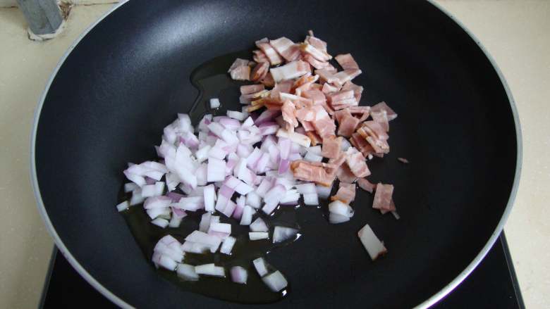 茄汁培根焗水管面,橄榄油炒香洋葱和培根