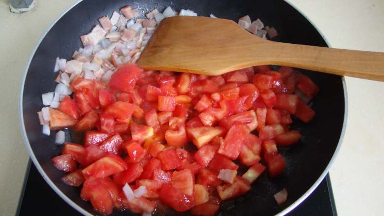茄汁培根焗水管面,倒入西红柿炒软